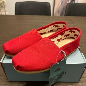 BNIB TOMS Slip On